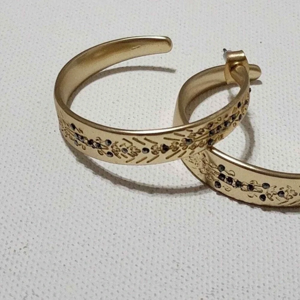 Lucky Brand Gold Tone Etched Floral Hoop Earrings Crystal Bohemian Vintage Style